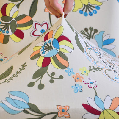 Mehrfarbiger Stuhlbezug mit Blumenmuster