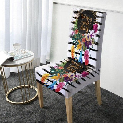 Weißer Blumenstuhlbezug mit schwarzen Streifen