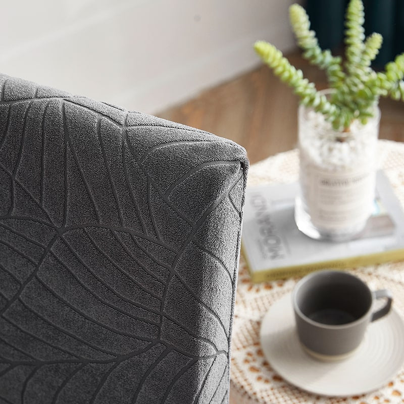 Wasserfester Stuhlbezug mit anthrazitfarbenem Blattmuster