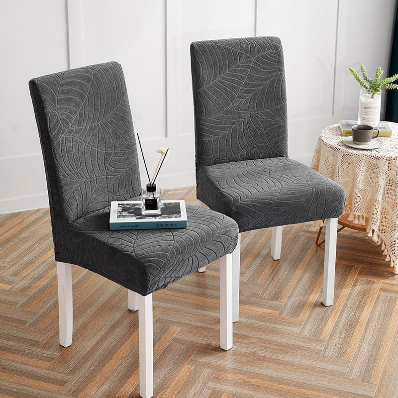Wasserfester Stuhlbezug mit anthrazitfarbenem Blattmuster
