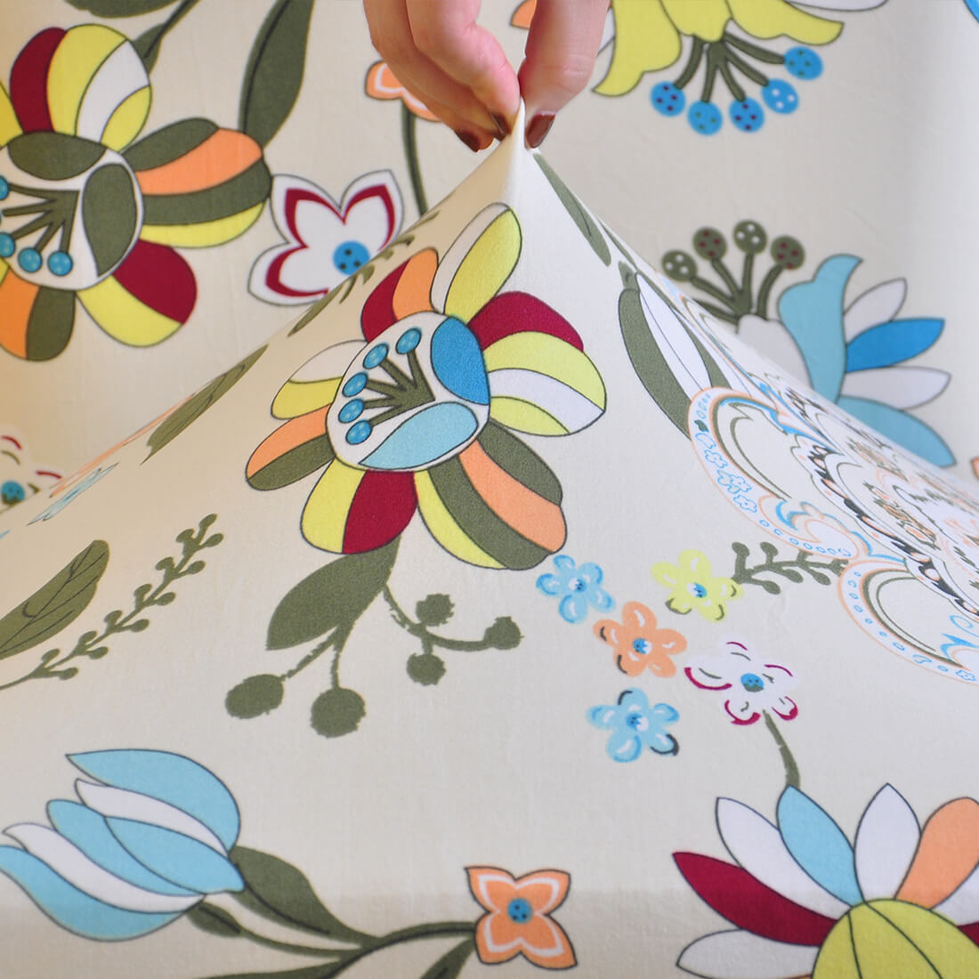 Mehrfarbiger Stuhlbezug mit Blumenmuster