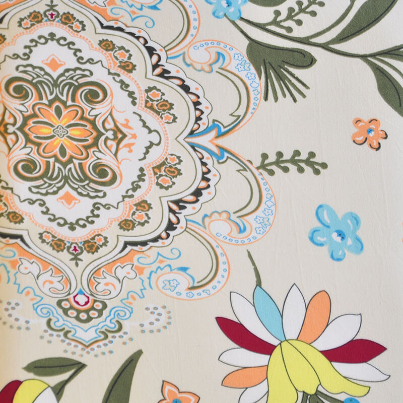 Mehrfarbiger Stuhlbezug mit Blumenmuster