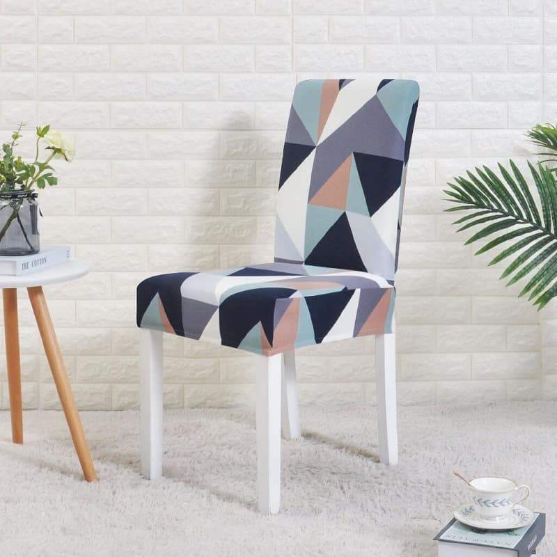 Grauer, weißer und brauner Stuhlbezug mit skandinavischem Muster