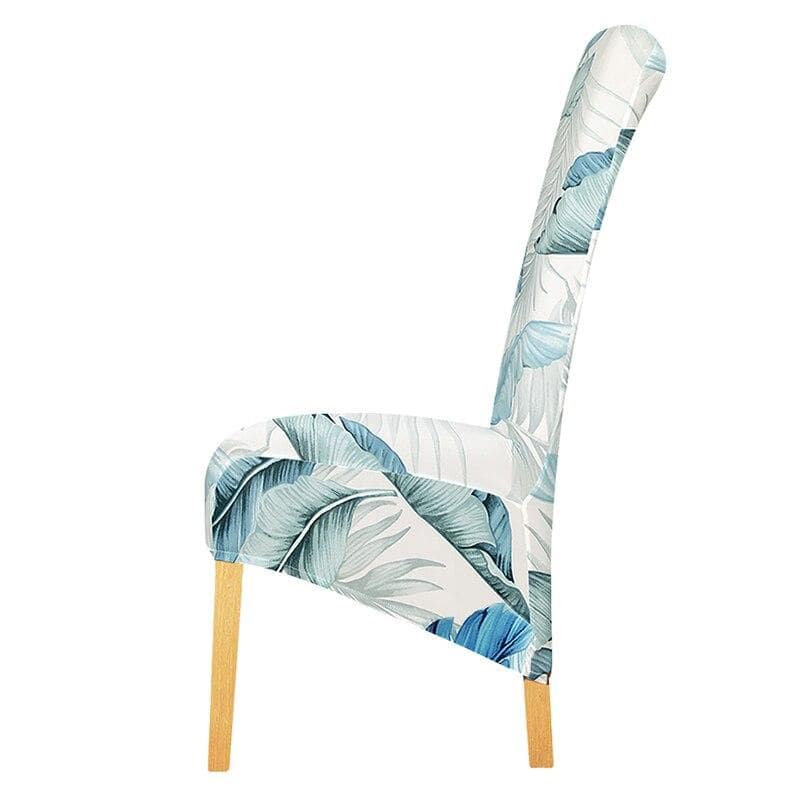 Großer weißer Stuhlbezug mit blauen Federn