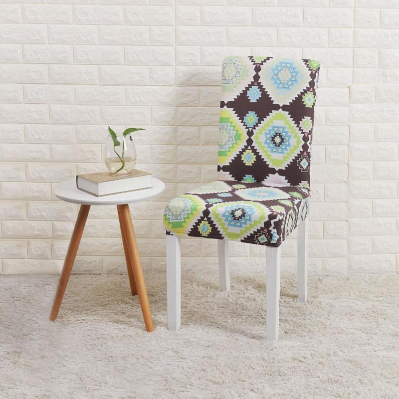 Brauner Stuhlbezug mit weißem, grünem und blauem Muster