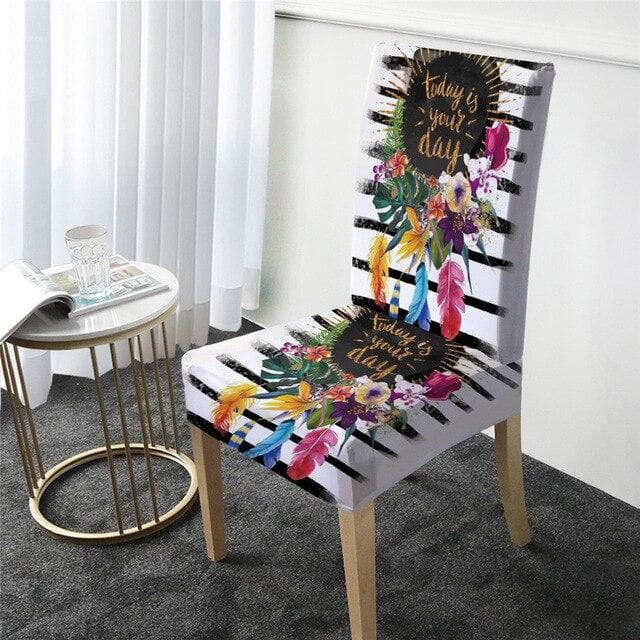 Weißer Blumenstuhlbezug mit schwarzen Streifen