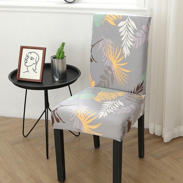 Grauer Stuhlbezug mit mehrfarbigen Mustern