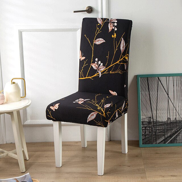 Schwarzer Stuhlbezug mit Zweigen