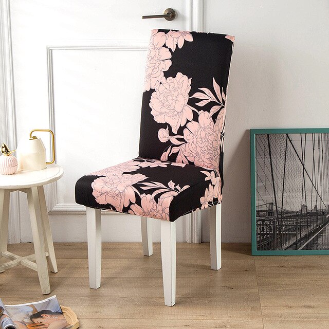 Schwarzer Stuhlbezug mit rosa Blumen