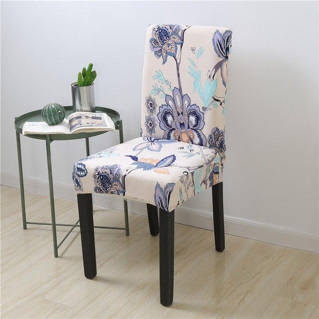 Beiger Stuhlbezug mit blauen Blumen