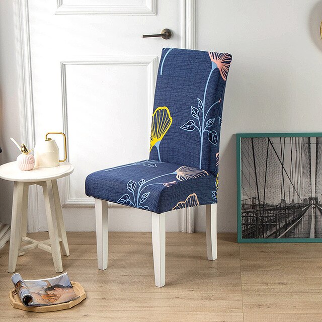 Dunkelblauer Stuhlbezug mit Pflanzenmuster