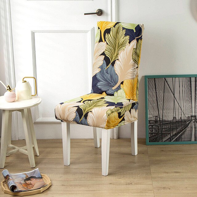 Stuhlbezug mit grünen Blättern