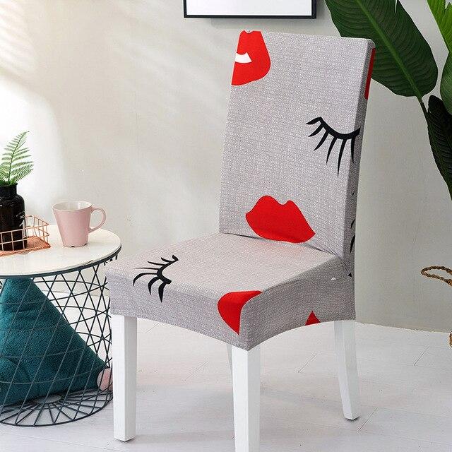 Grauer Stuhlbezug mit rotem Lippenmuster