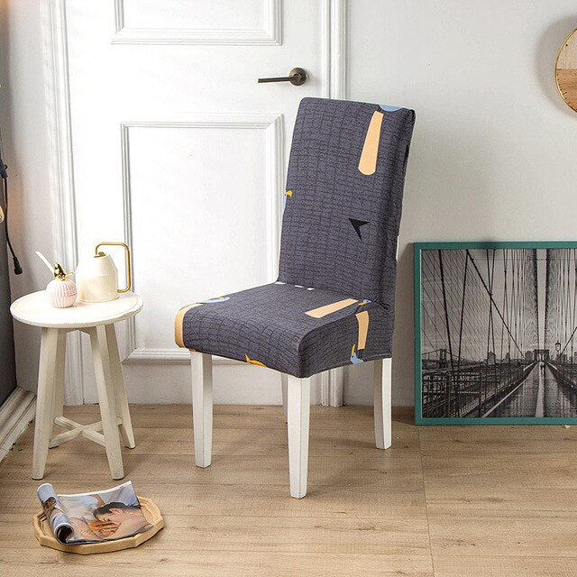 Grauer Stuhlbezug mit orangefarbenem Muster